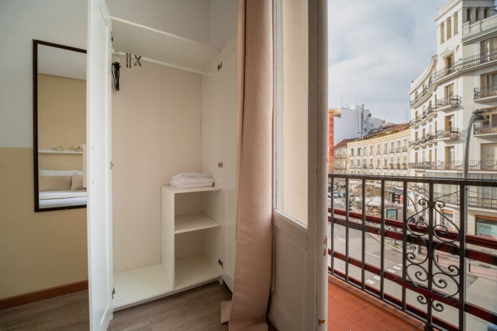 Private room in Madrid photo 3