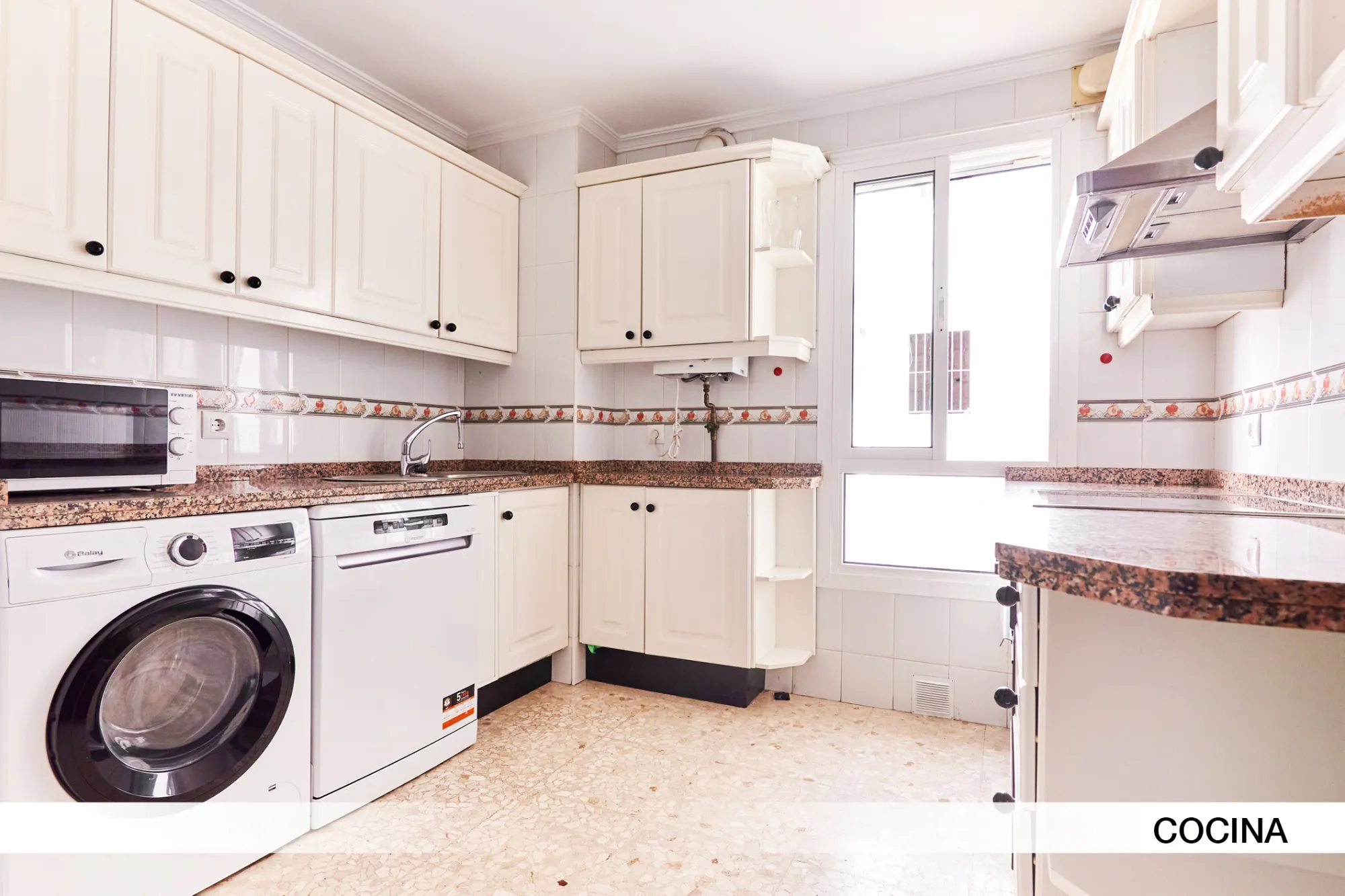 Shared Room in Seville photo 5