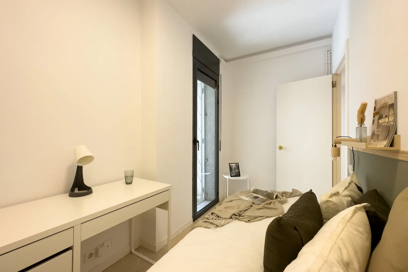 Shared Room in Barcelona photo 3