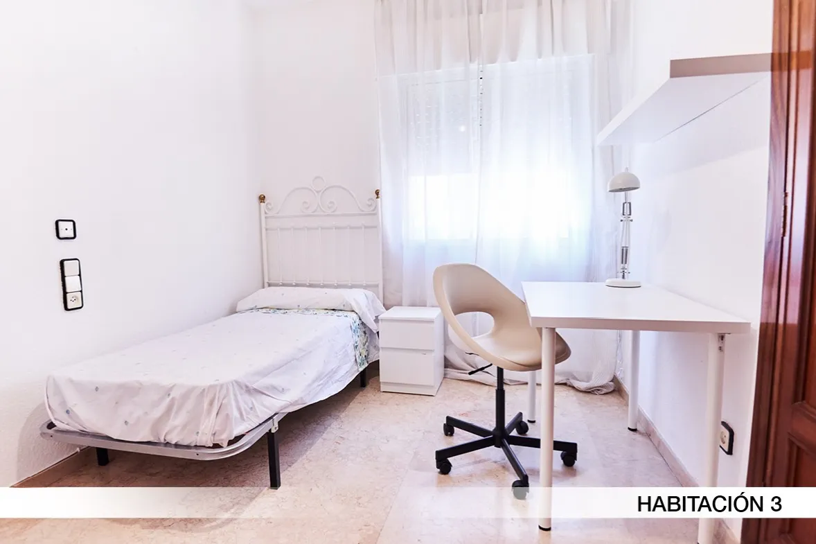 Shared Room in Seville photo 3