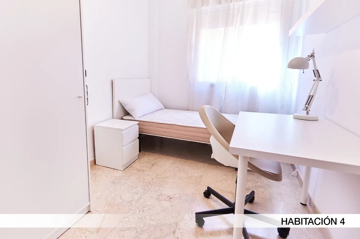 Shared Room in Seville photo 3