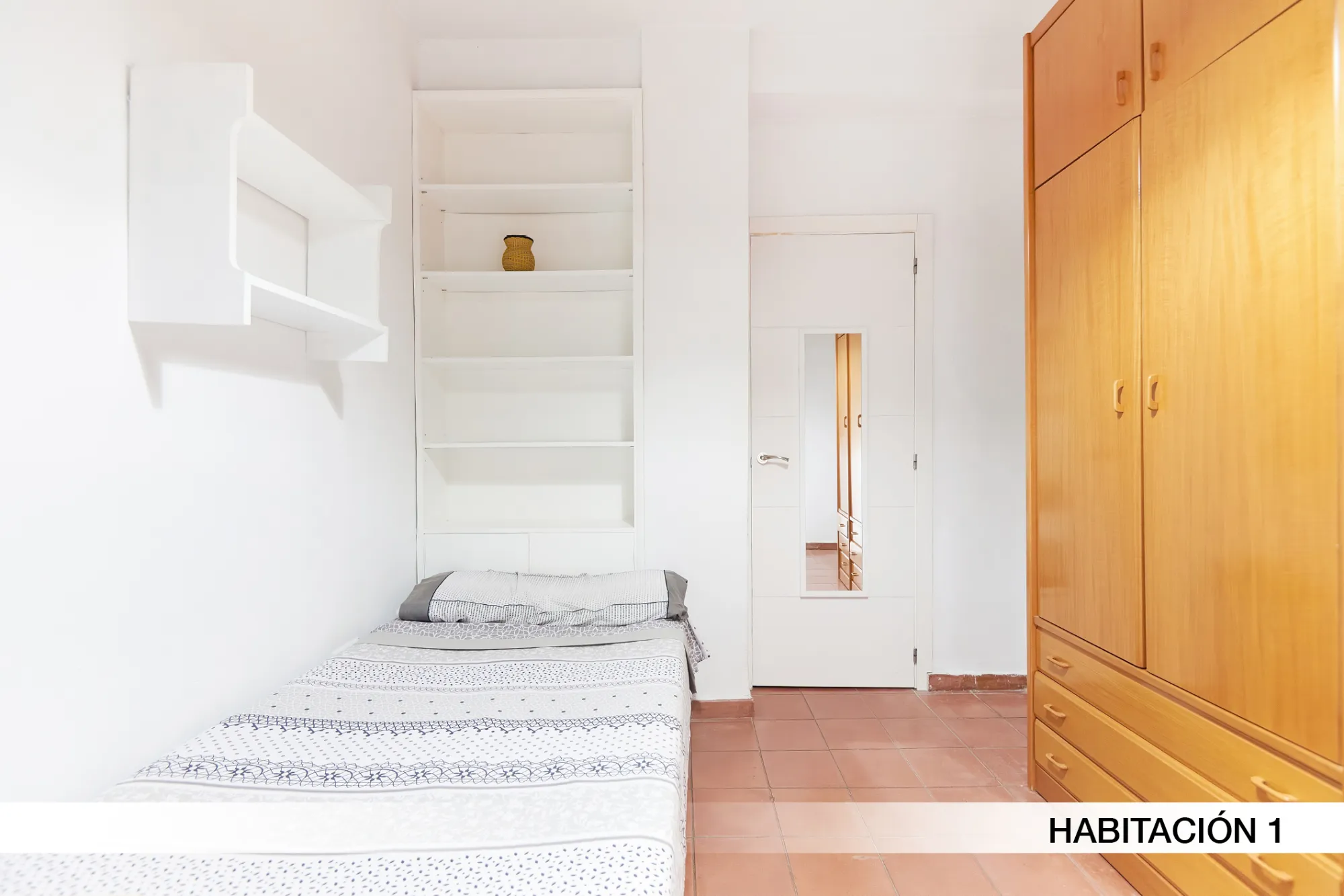 Shared Room in Seville photo 2