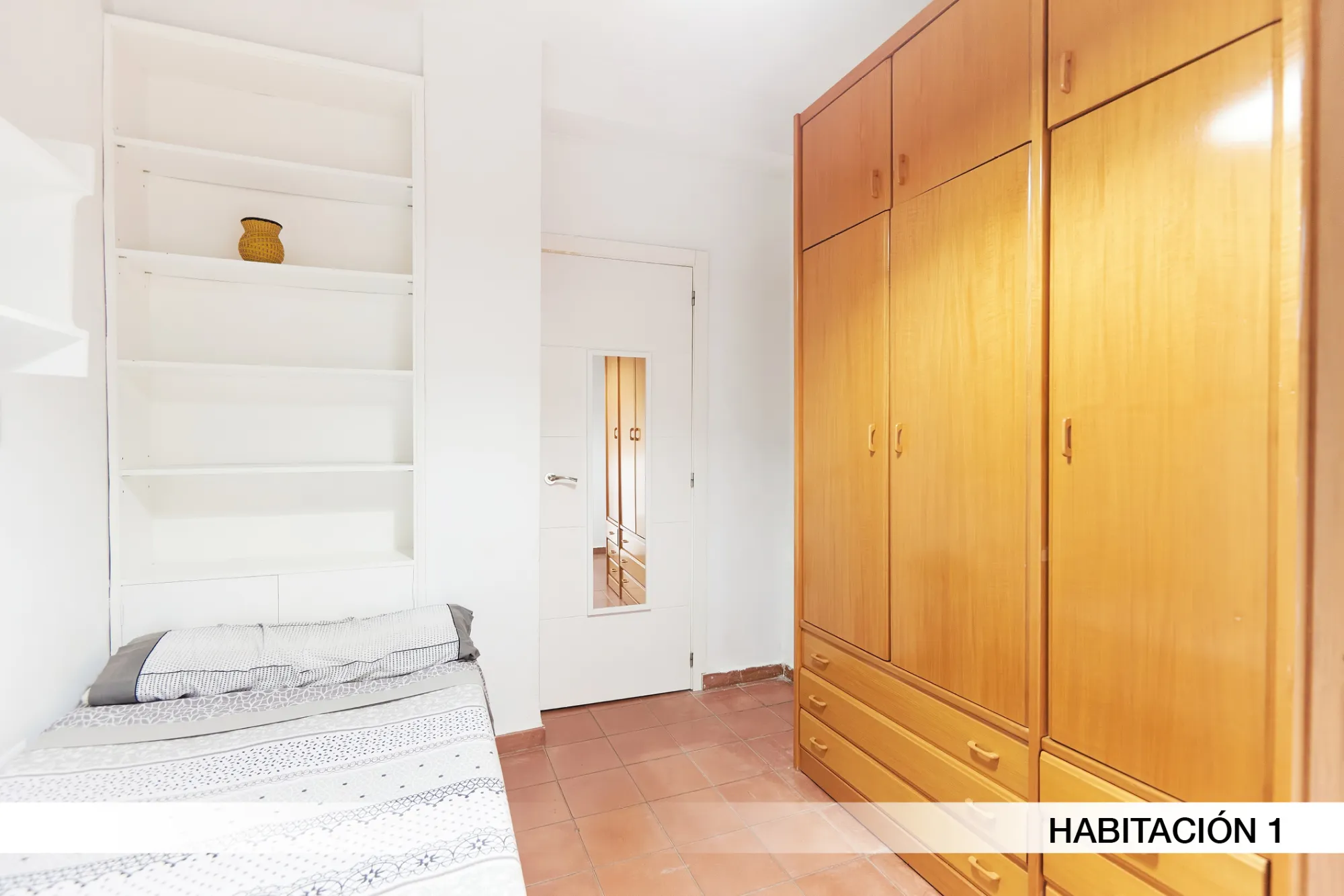 Shared Room in Seville photo 4