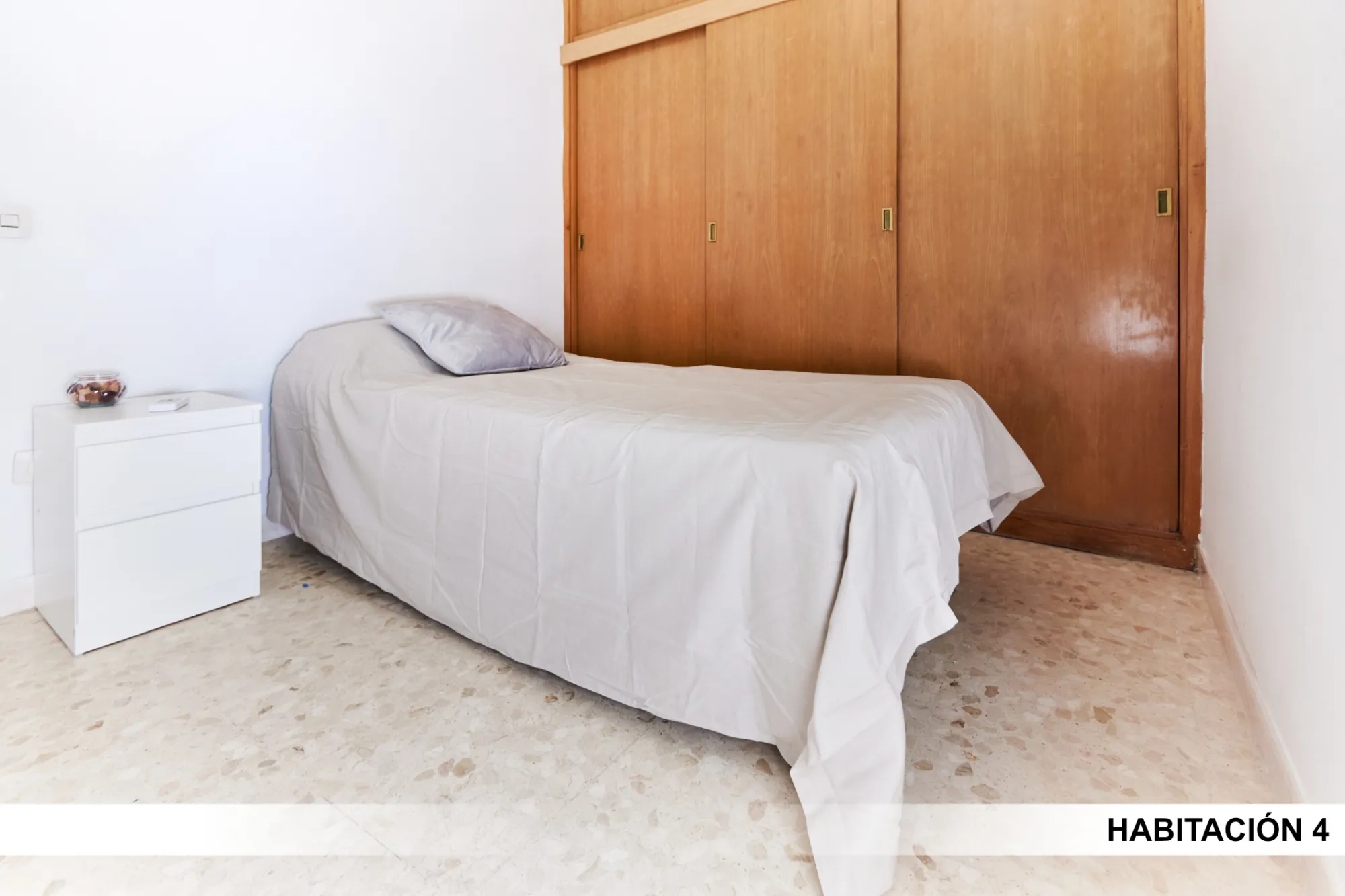 Shared Room in Seville photo 4