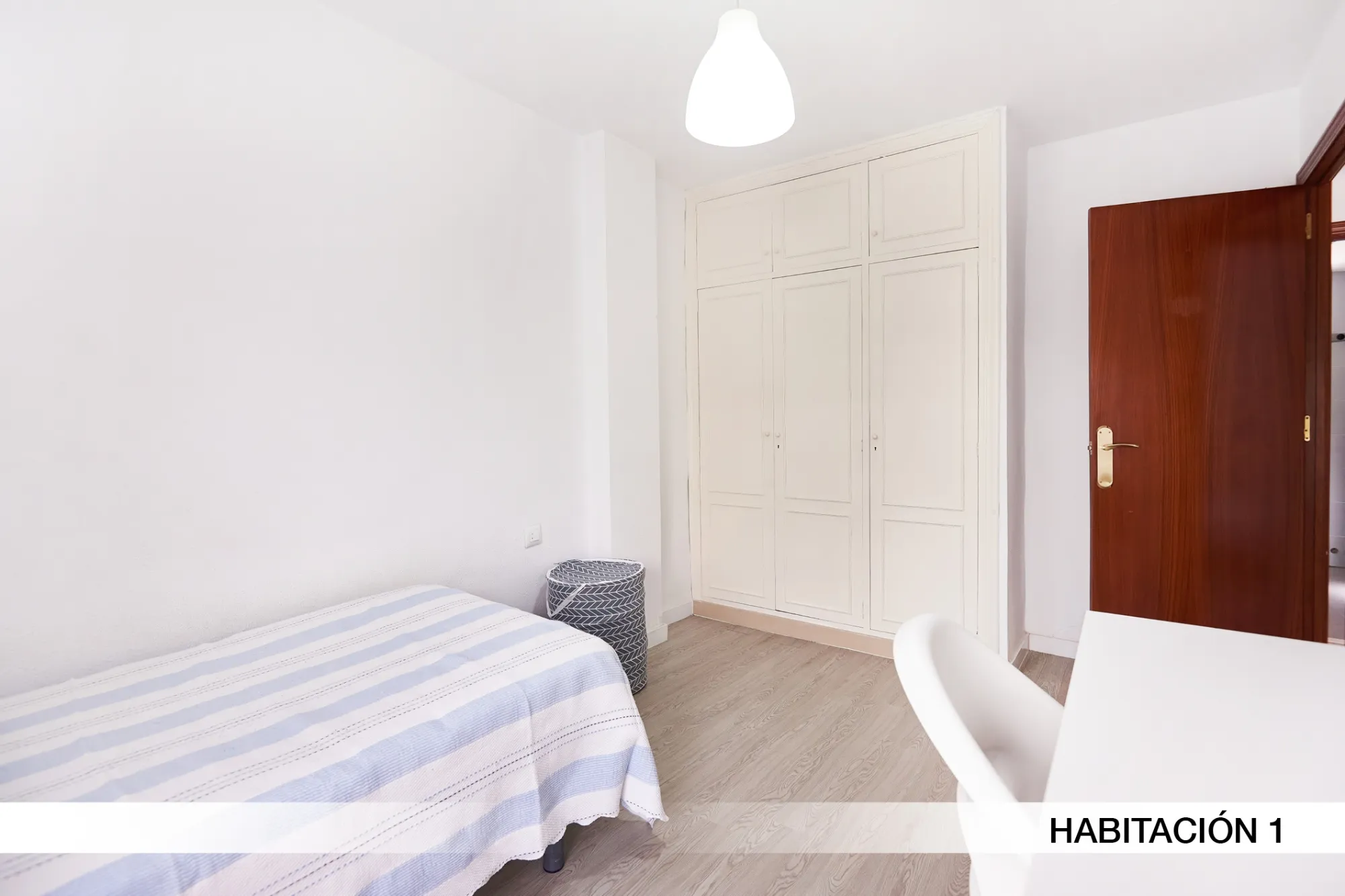 Shared Room in Seville photo 3