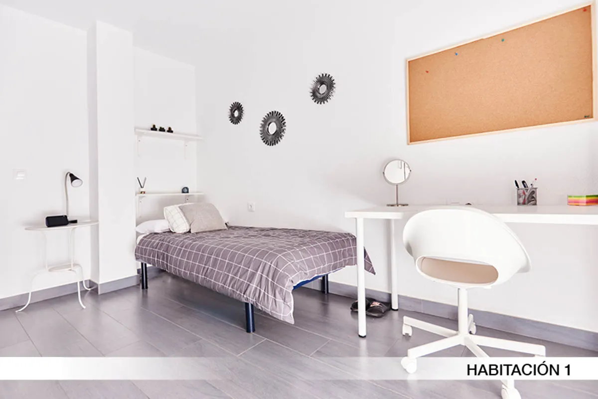 Shared Room in Seville photo 2