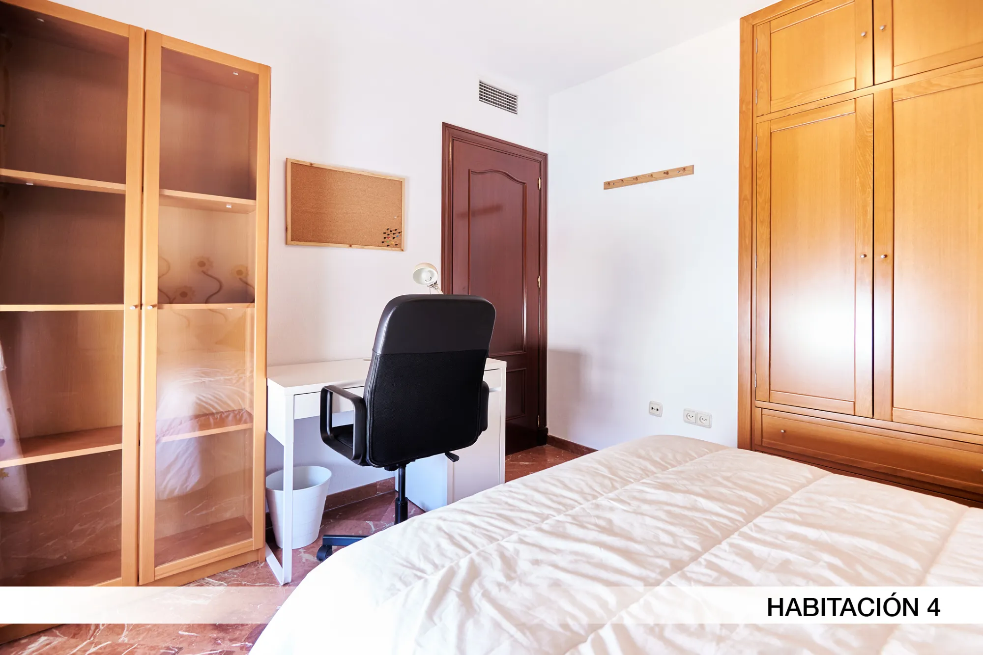 Shared Room in Seville photo 3