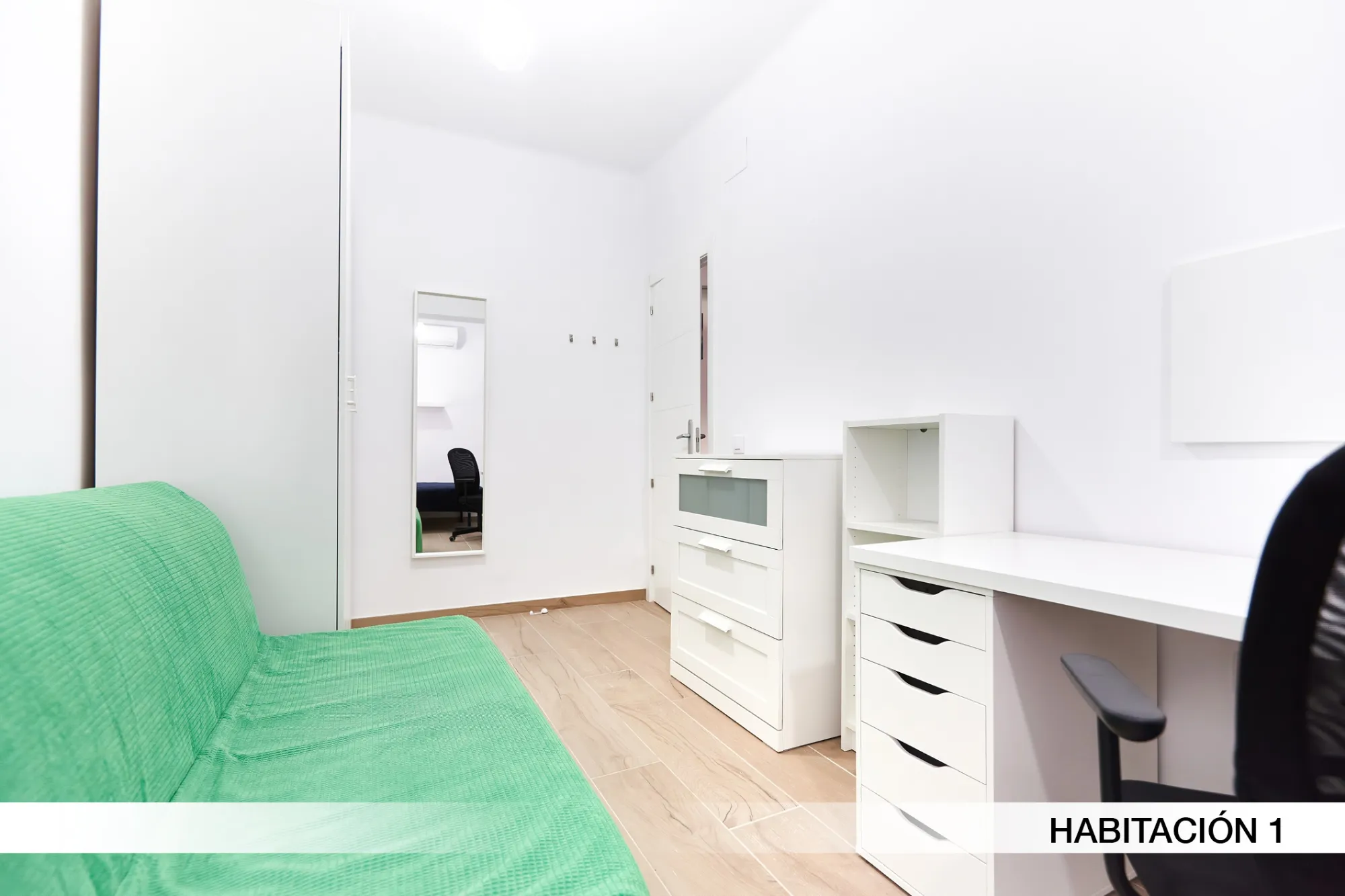 Shared Room in Seville photo 3