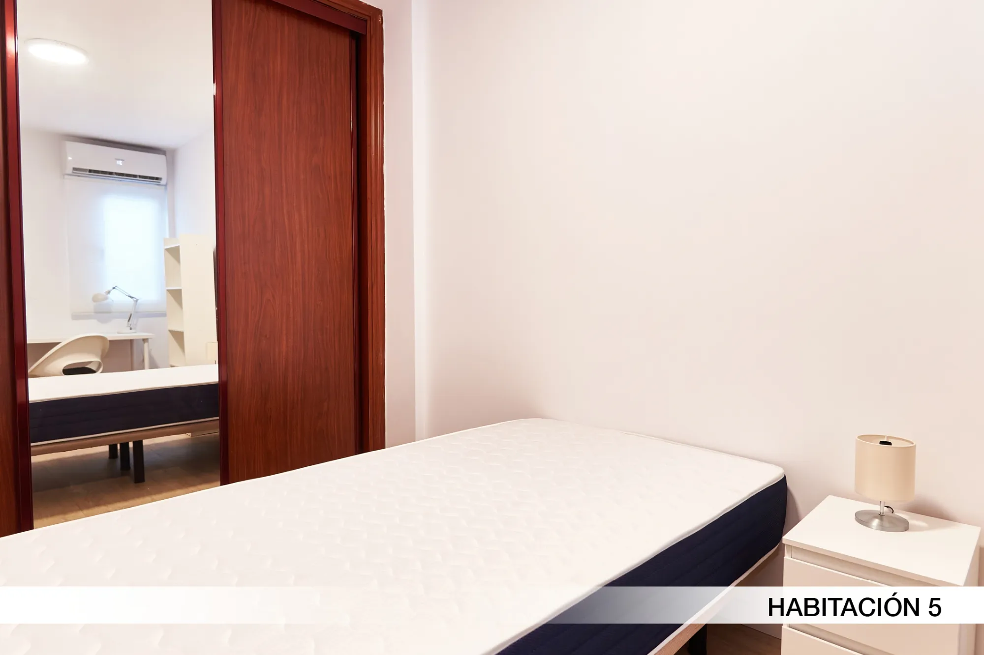 Shared Room in Seville photo 3