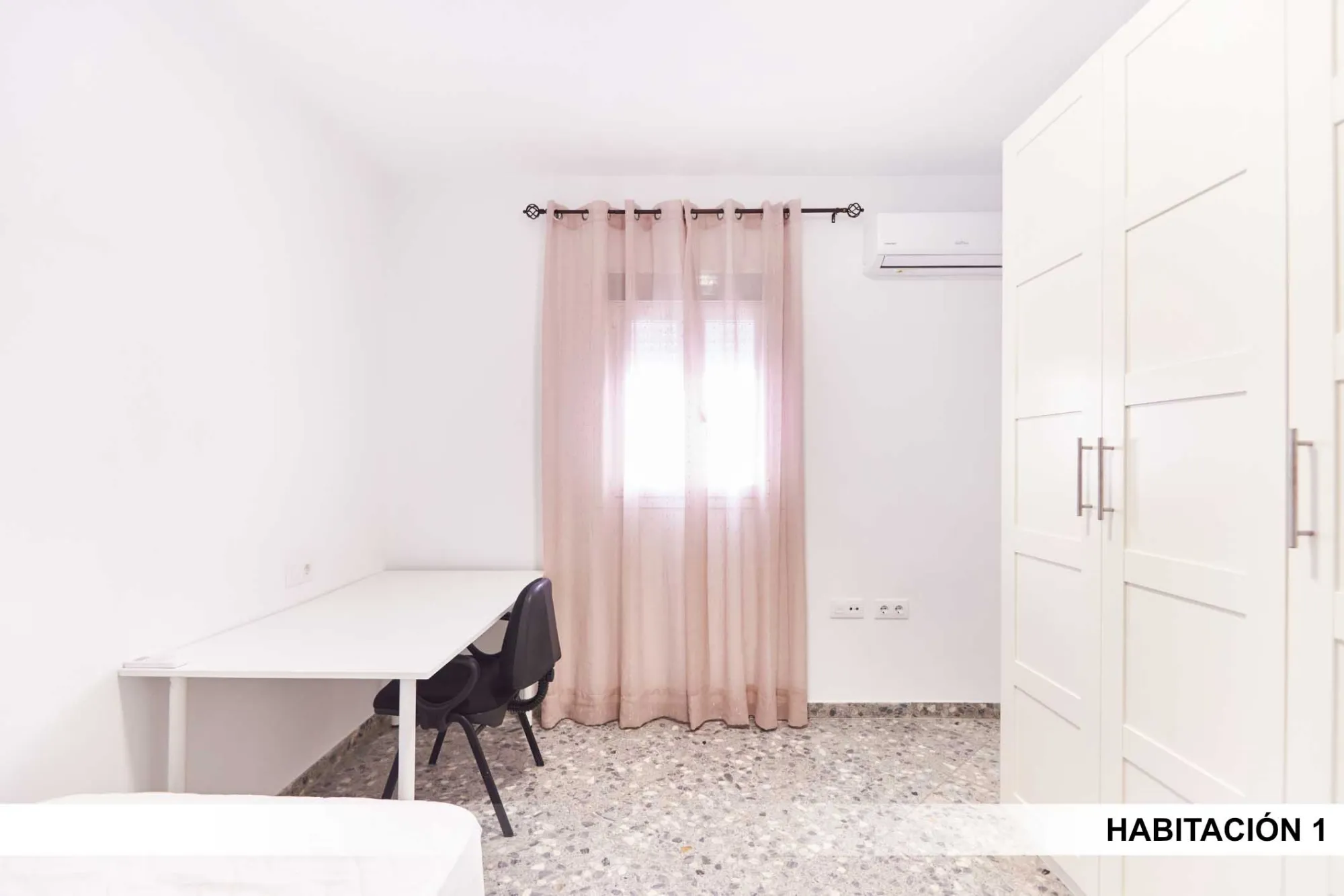 Shared Room in Seville photo 2