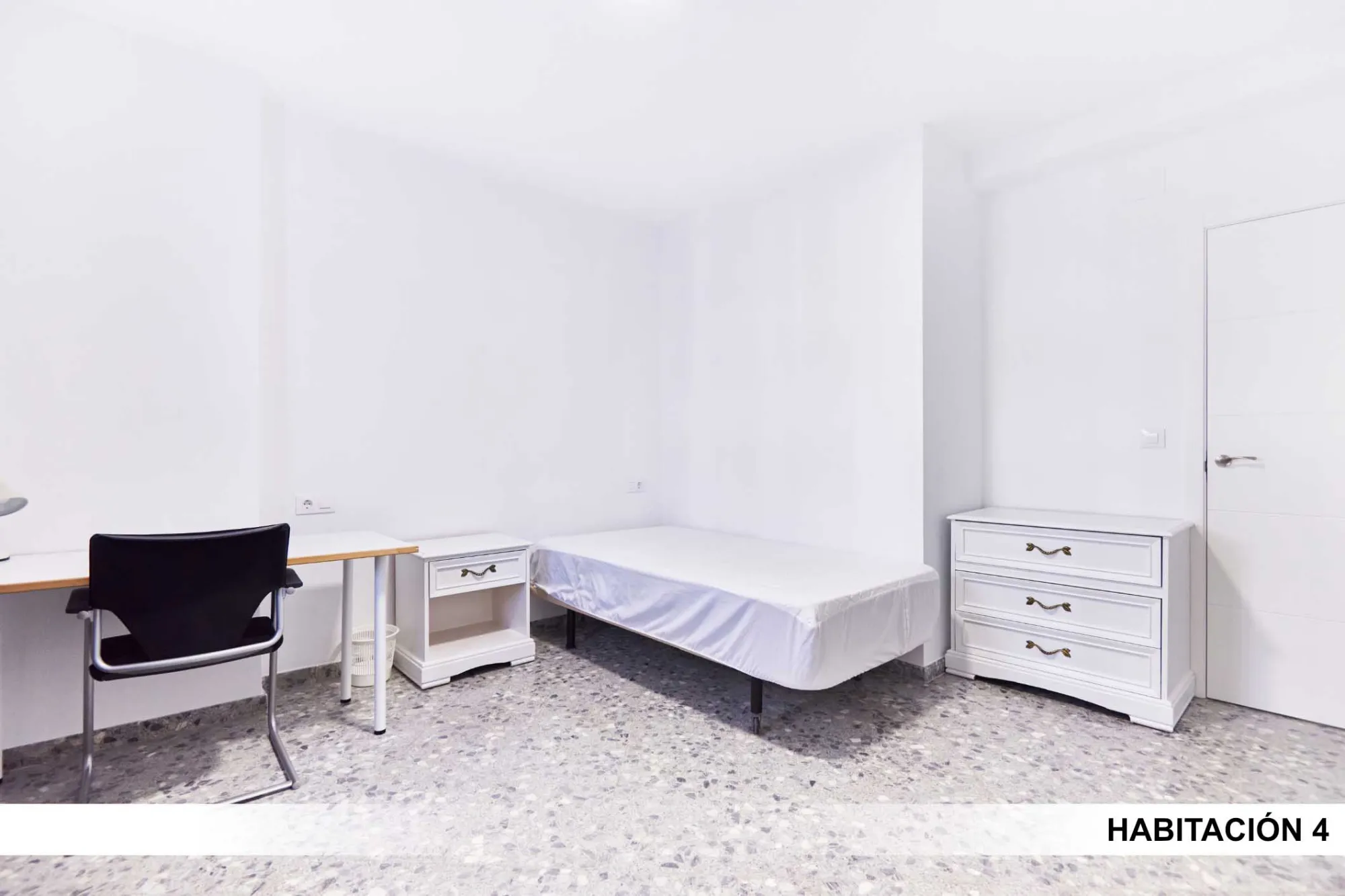 Shared Room in Seville photo 3