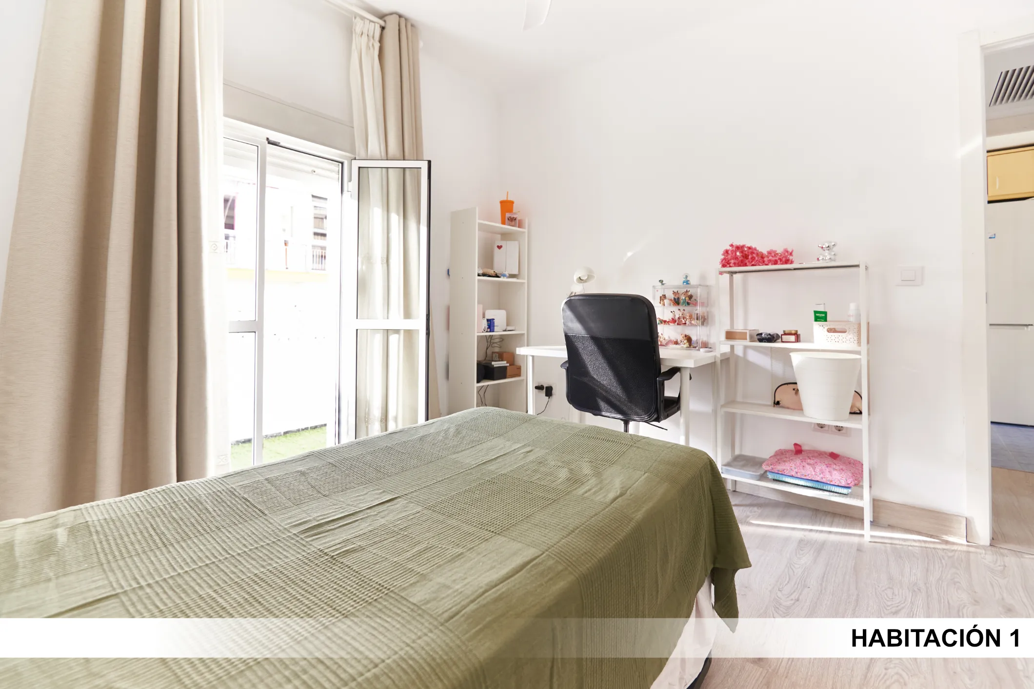 Shared Room in Seville photo 2