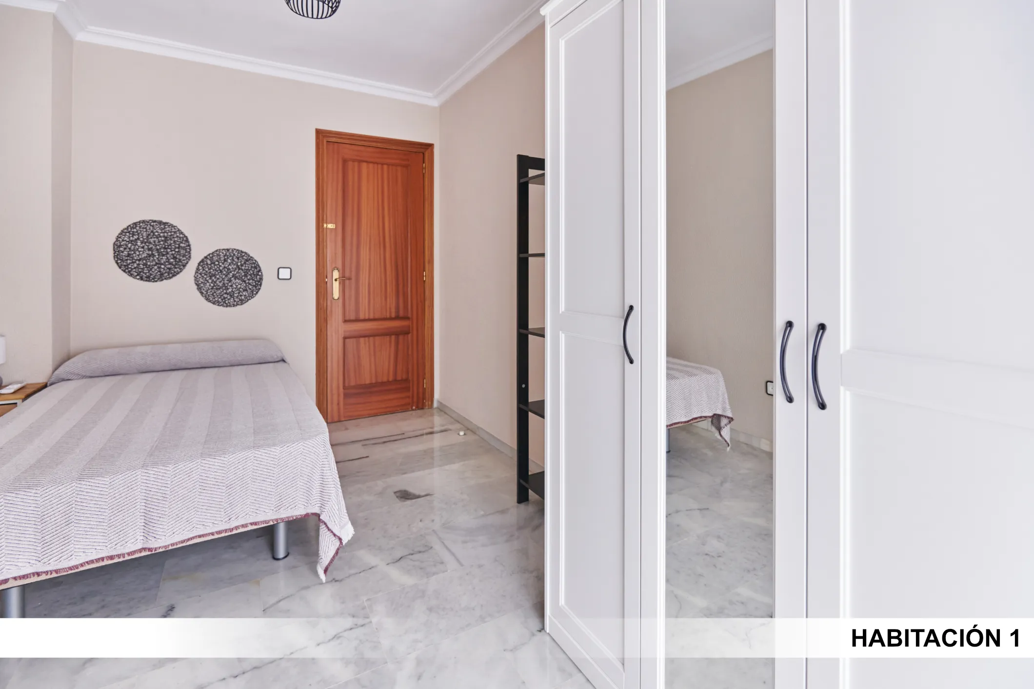 Shared Room in Seville photo 3