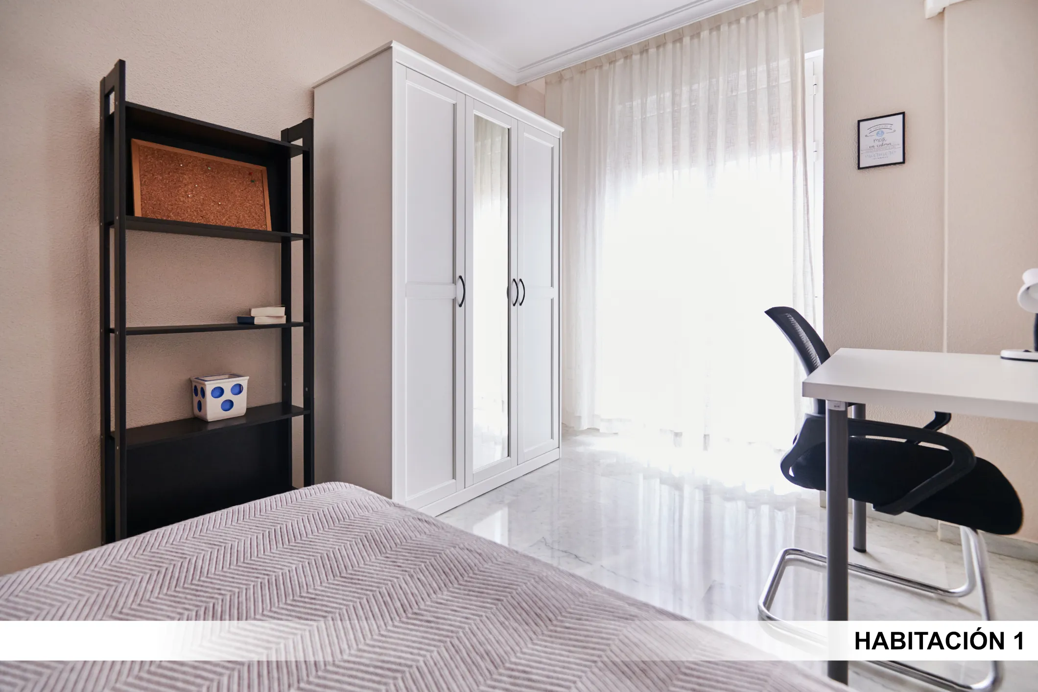 Shared Room in Seville photo 4