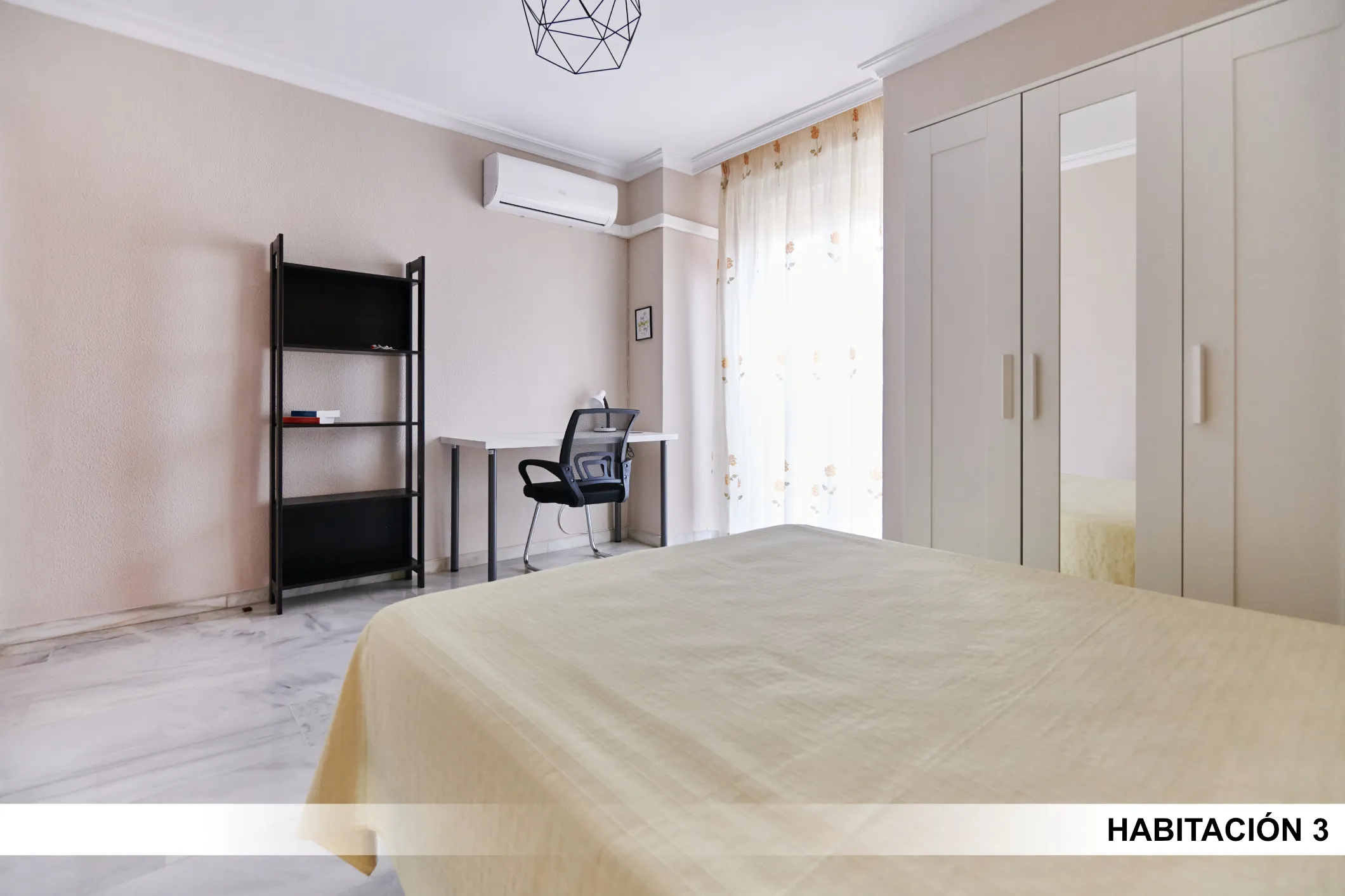 Shared Room in Seville photo 4